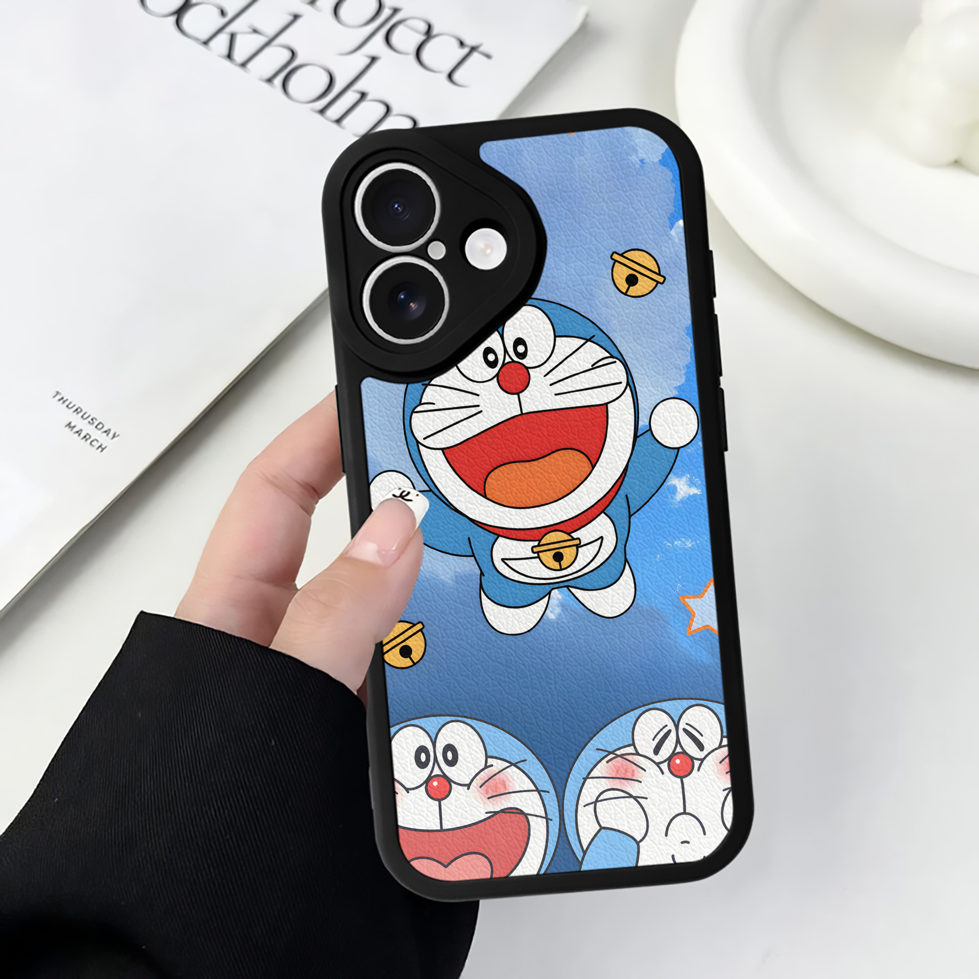 （画像用） ドラえもん Doraemon 【iPhone 16シリーズ対応】シリコンスマホケース（レザー調） 材質：シリコン
